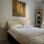 Stylish Apt In A 1938 Building With Parking