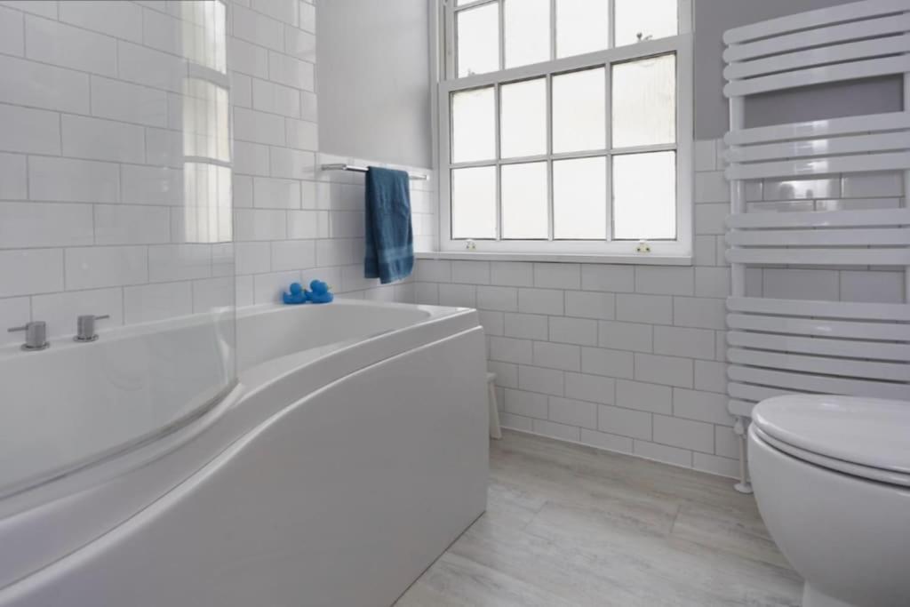 Stylish In A 1938 Building With Parking Apartment London